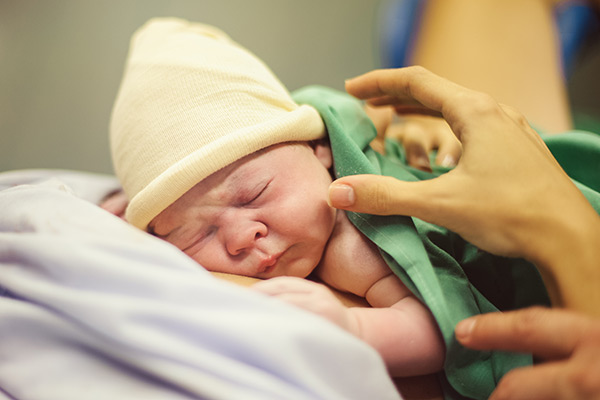 Newborn care by the neonatologist pediatrician Luis Marín in Cartagena